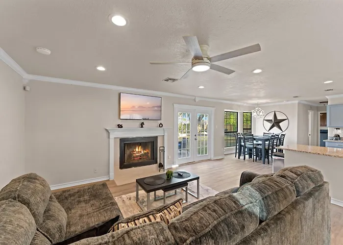4 Bedroom Family Oasis - 5 Mins To Seaworld - River Walk - Sleeps 12 - 2 King Suites