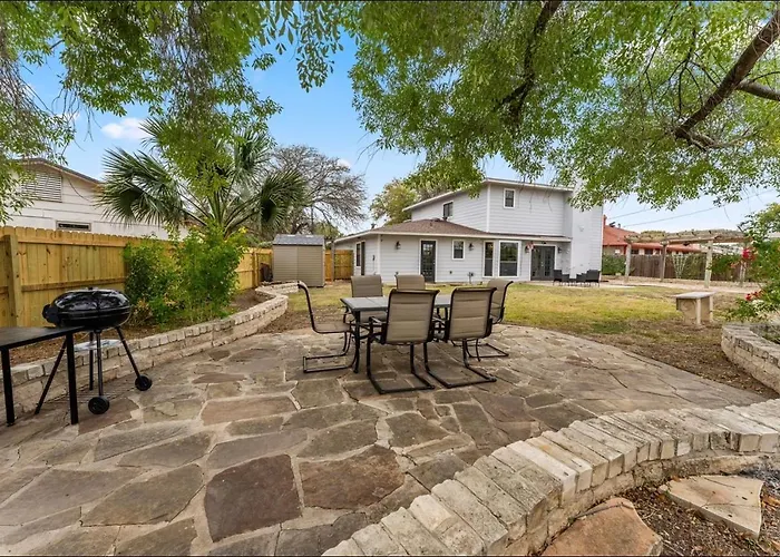 4 Bedroom Family Oasis - 5 Mins To Seaworld - River Walk - Sleeps 12 - 2 King Suites