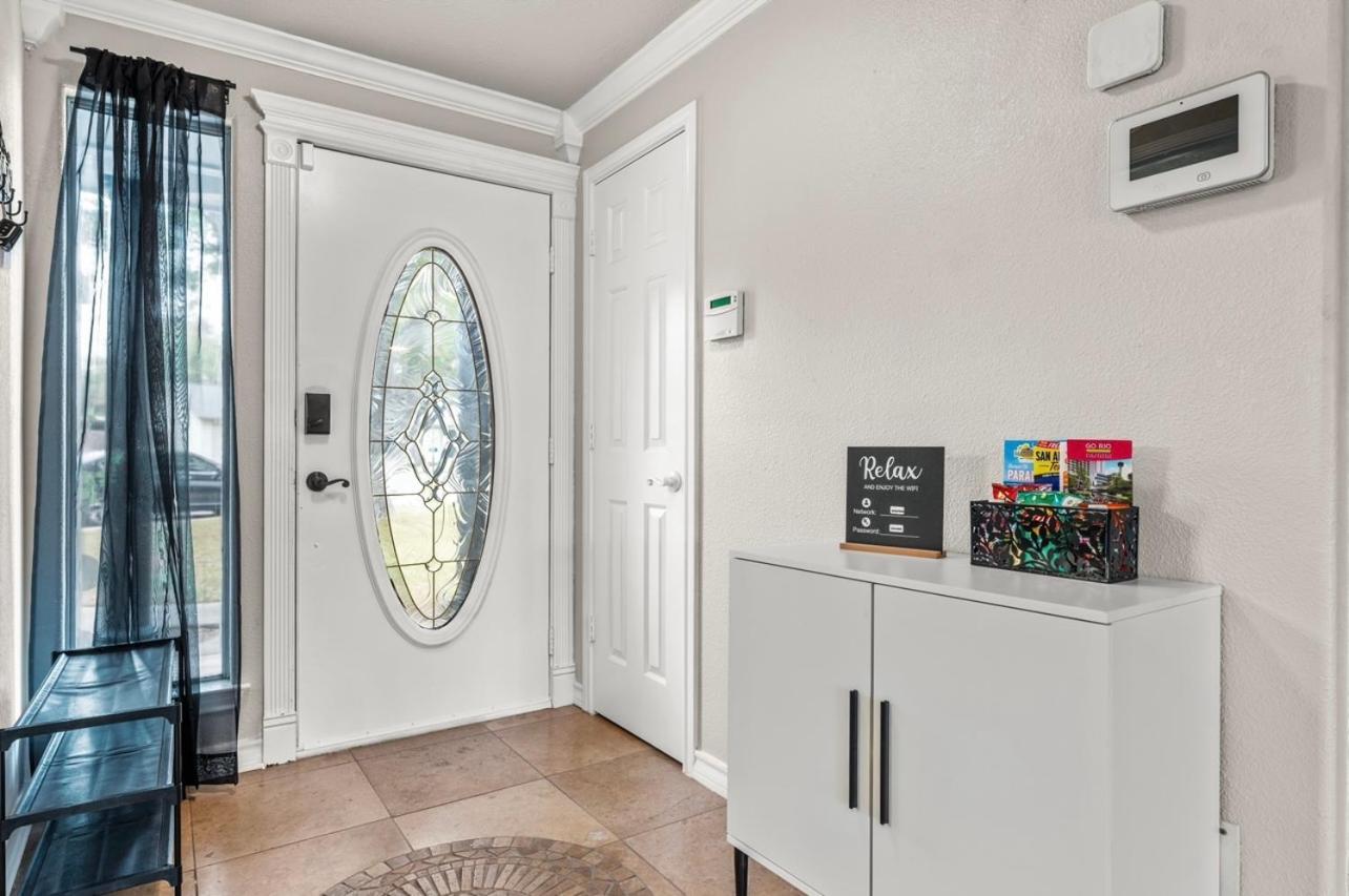 4 Bedroom Family Oasis - 5 Mins To Seaworld - River Walk - Sleeps 12 - 2 King