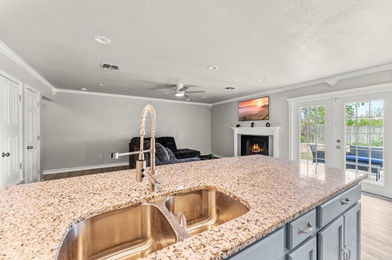 4 Bedroom Family Oasis - 5 Mins To Seaworld - River Walk - Sleeps 12 - 2 King * San Antonio